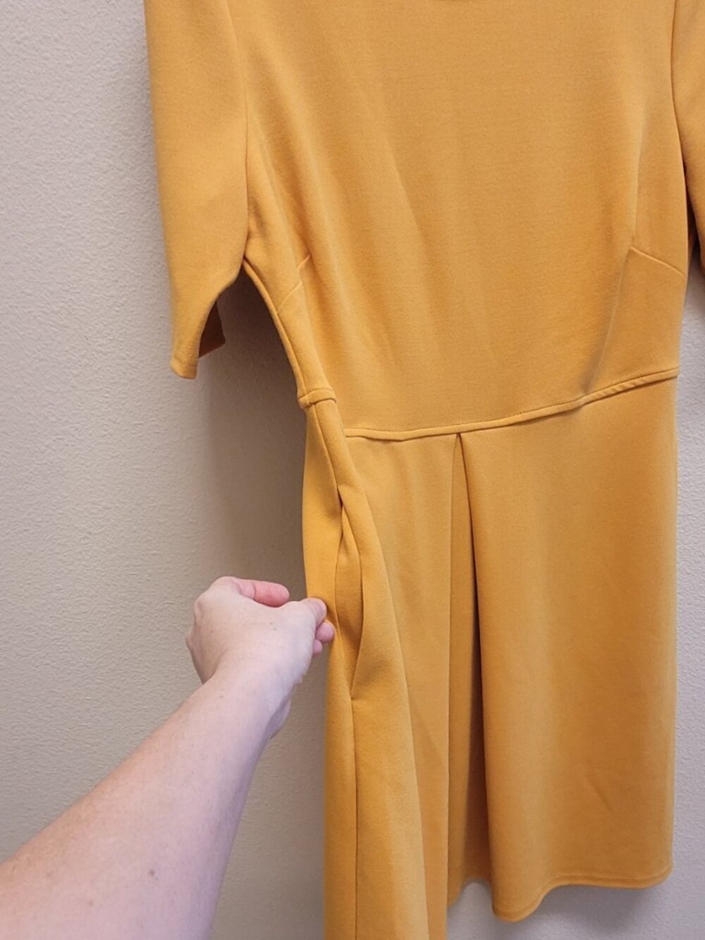 Tahari Arthur Levine Mustard Dress Short Sleeves, Pockets Size 6 - Picture 4 of 6